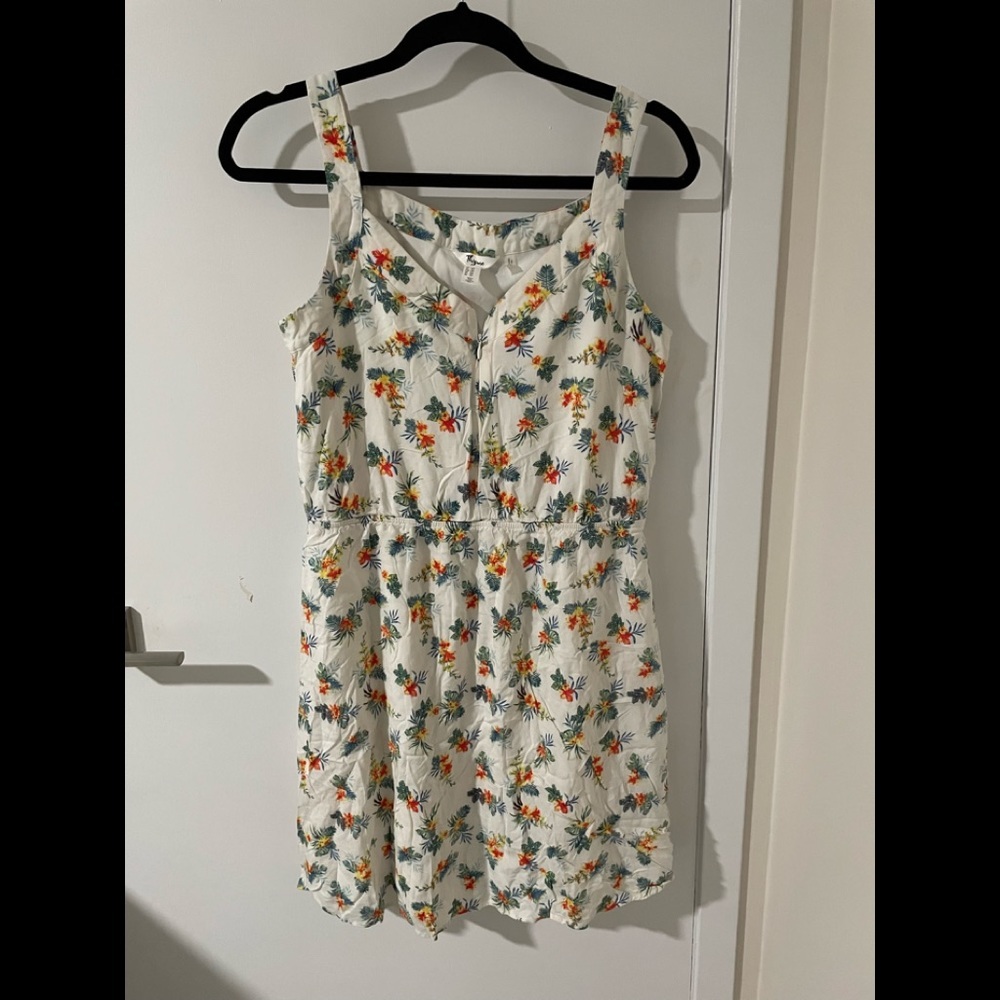 Size small Thyme Maternity nursing dress.